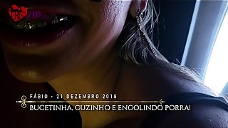 Cristina Almeida no Gloryhole 5 filme 2, o corno do marido filma enquanto é_ humilhado por ela, o fã_ Fá_bio entra na cabine, mete na bucetinha e no cuzinho, e depois faz ela engolir todo o leitinho.