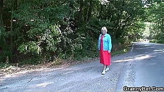 He picks up oldie from the road and fucks in the car
